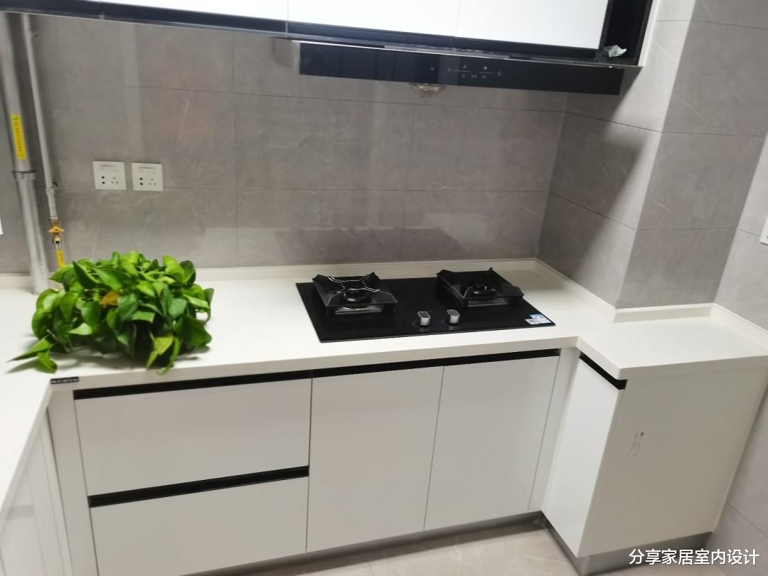 |看她家新房，贴石膏线条代替吊顶，墙面刷灰色，省钱又好看！