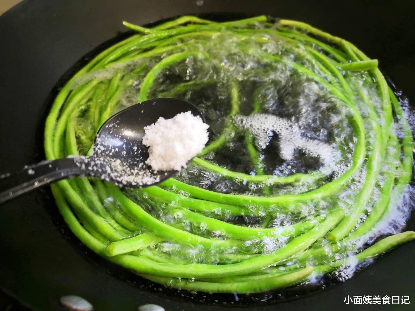 豇豆|入伏后，这菜正当季，2元钱买1捆，卷一卷给孩子做零食外酥里嫩！