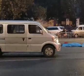 面包车|郑州一女子欲翻越护栏横穿马路，遭面包车当场撞死