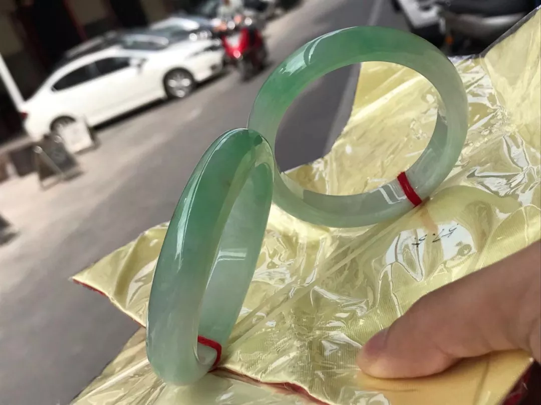 翡翠■商家亮出“镇店之宝”切开后成为笑柄？32支飘花手镯翻盘了！