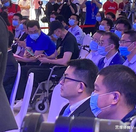 杜锋@广东宏远坏消息！杜锋坐轮椅出席活动 身体状况让人担心