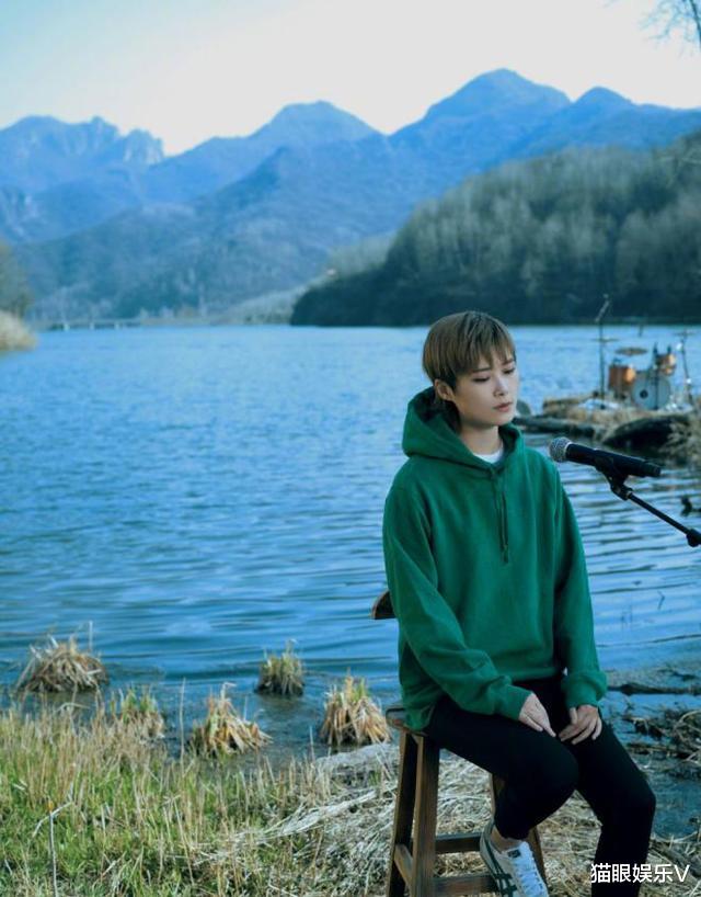 李宇春■超女冠军李宇春从未忘记自己出身草根!一句歌词惹人泪目