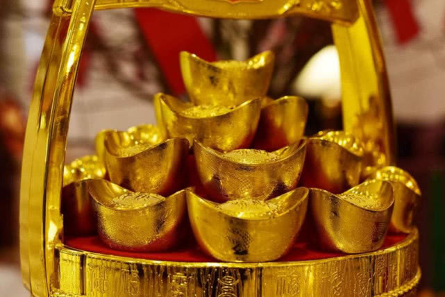 「生肖」5月底开始，好运东方来，3生肖有贵人暗中指点，收入节节攀升！