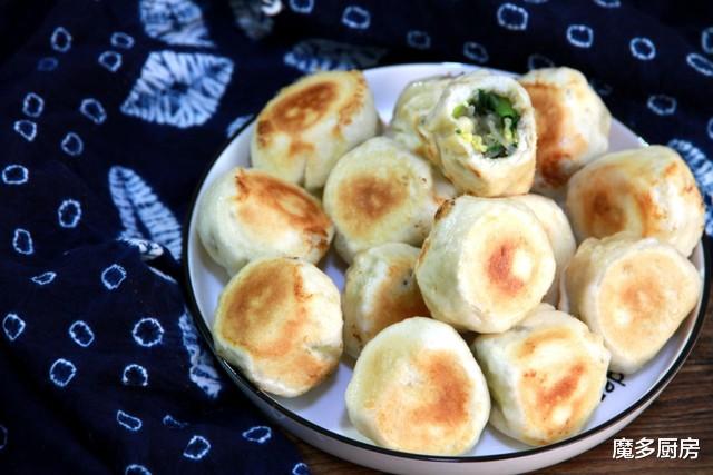 「水煎包」生包子用水煮，表面软嫩底部焦脆，做法简单，详细食谱分享