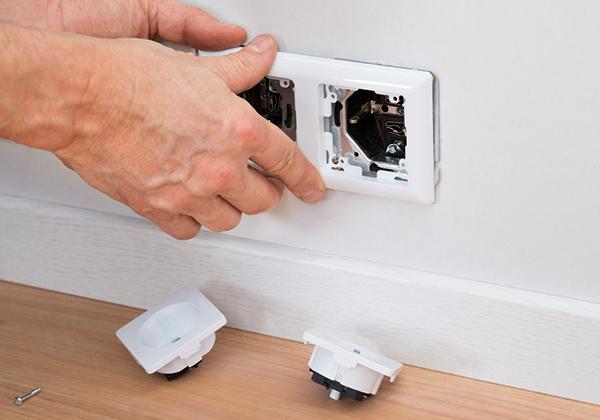 「」便宜的插座与贵的插座，到底有什么区别？多亏老电工提醒