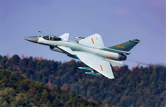 #女飞行员#中国首位歼10女飞行员,因跳伞失败牺牲,葬礼上36万群众自发送别