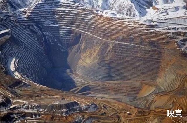 映真|全球最大露天矿，每年利润达200亿，2万矿工及家属享高级待遇