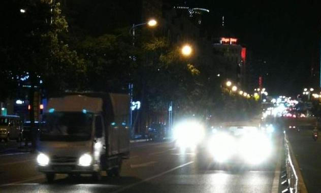交通法规|夜间开车碰到“远光狗”怎么办？交警：别再对射，3个绝招送给你