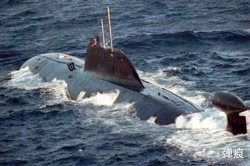 「美军」不再警告！数十艘战舰直接包围，美军舰艇马上掉头！这是奇耻大辱