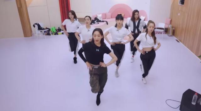 「丁当」《乘风破浪》公演造型曝光,丁当、许飞格格不入,一组或淘汰两个