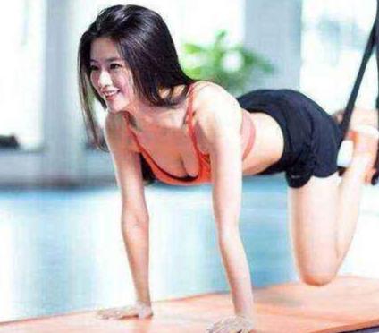 |NBA主播小姨妈，颜值惊艳，身材凹凸有型，嫁给巨丑土豪老公！