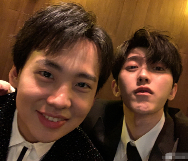 『蔡徐坤』蔡徐坤晒奔跑吧大合照，谁注意baby站姿？这才是女MC的排面