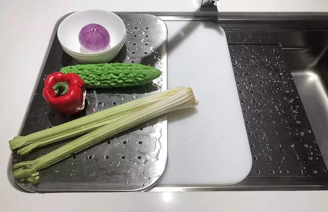 相比国内的,日本水槽上的小设计,让水槽好用好几倍