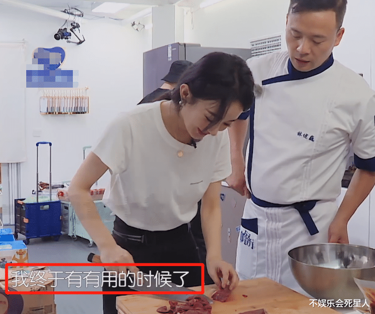 赵丽颖|赵丽颖上节目第一次切菜，镜头特写到她的手，我却在关注她的指甲
