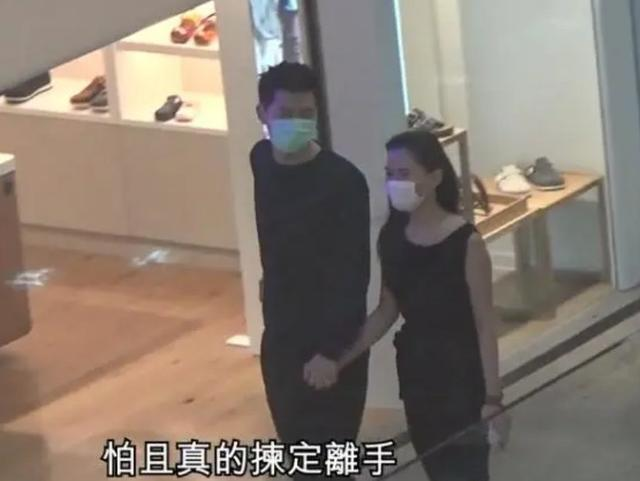 何超莲|窦骁高难度动作抱何超莲，满眼爱意亲女友，何超莲男友怀里大笑