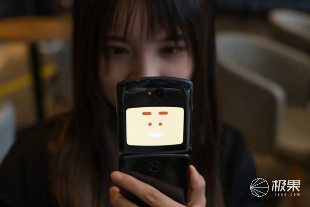 5G|无折痕折叠屏手机来了！摩托罗拉Razr 5G上手体验，真爽