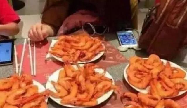 自助餐|大妈带一家人去吃自助餐，全程只拿一样食物，老板有苦说不出！