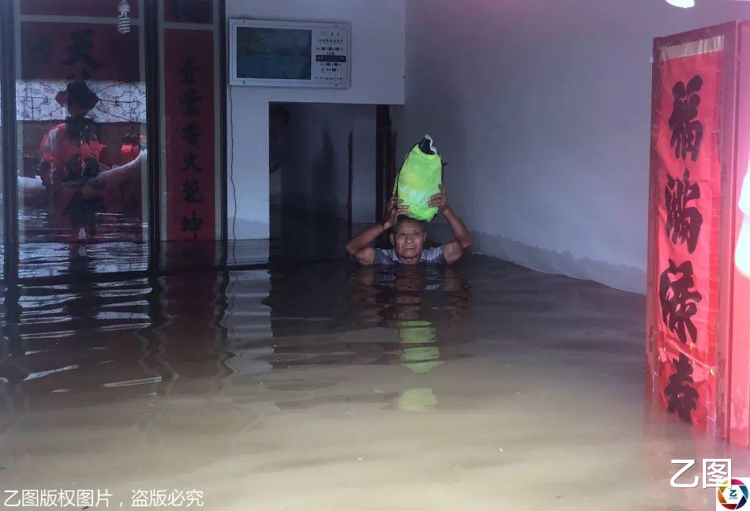 『六安』暴雨来袭，安徽六安部分村庄被水围困，村民购快艇转移乡邻