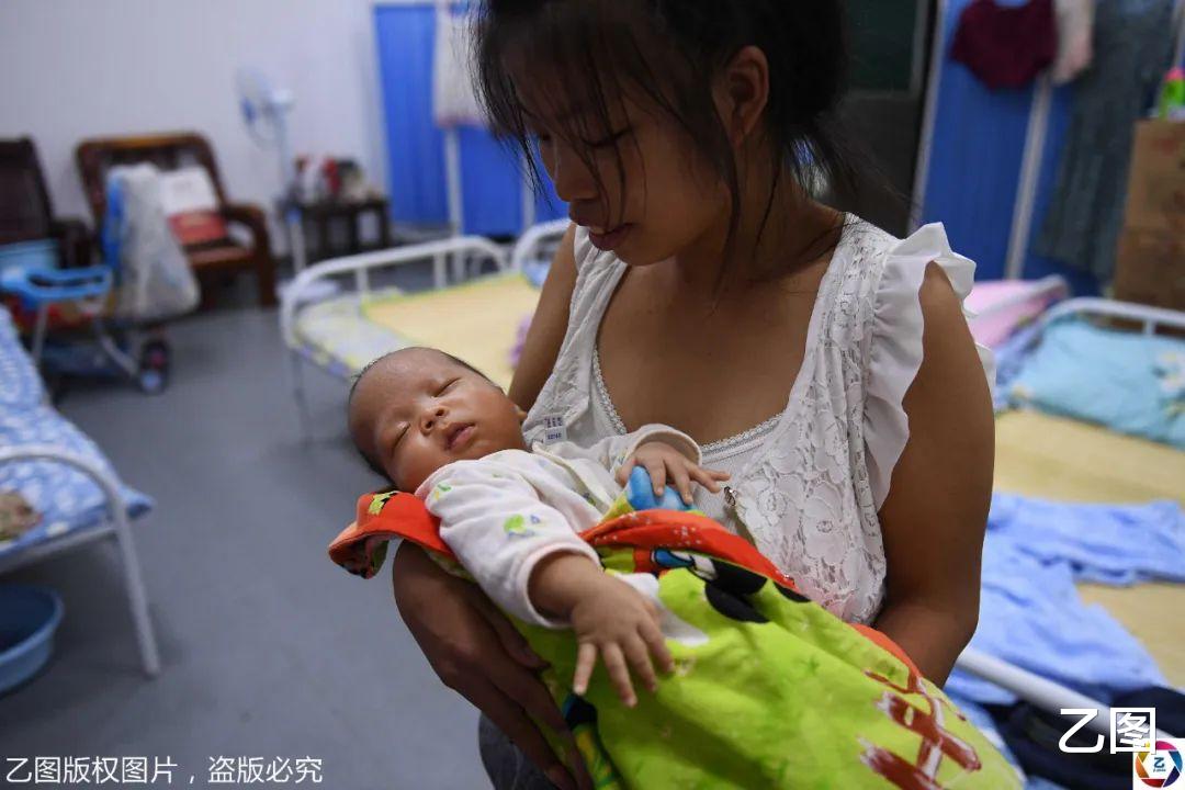 合肥|又见“方舱”：巢湖分洪14万人转移，学校体育馆8小时搭千张床铺