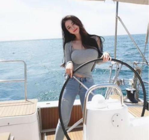 |“被阿姨盯了好几站了，我该怎么办？”哈哈哈哈哈哈...神评信息量真大啊！