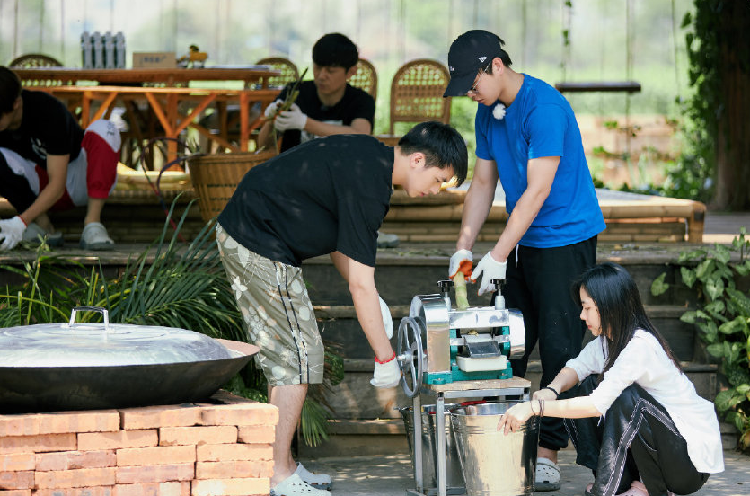 #彭昱畅#《向往4》预告出现剧透，桌上的椰子实力抢镜，彭昱畅上树成功了