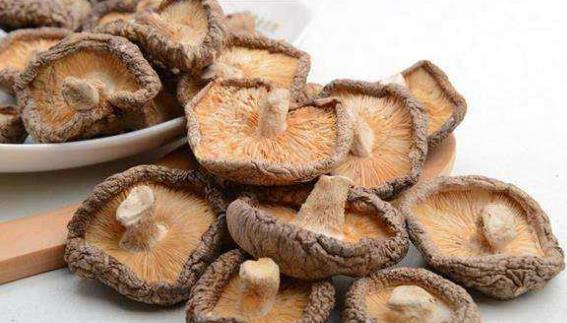 香菇|爱吃香菇的尤其注意，香菇好处多，此类人却不能吃，后悔才知道！