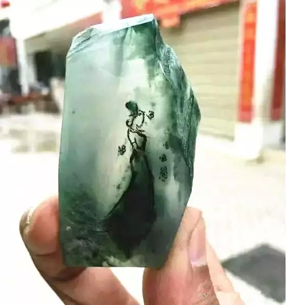 翡翠▲同样是300万切的石头，一刀下去，几家欢喜几家愁！