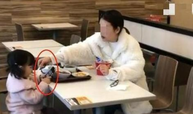車場有風云 母女倆在服務區吃飯，路人拍照傳到網上，網友：為孩子未來擔心