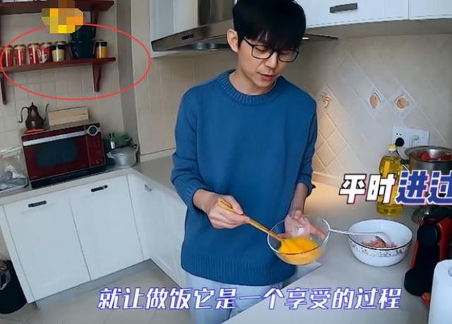 |何炅晒出自己长沙的家,头一次见这么大的厨房,还显得有点空旷了