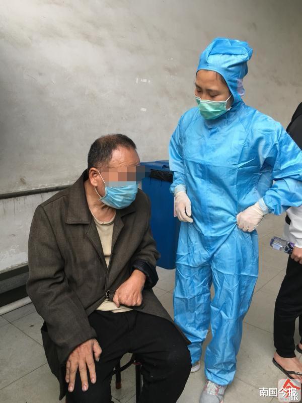 【】不对劲!六旬男穿着拖鞋,在柳州白沙车站外直打哆嗦,防疫人员见状…