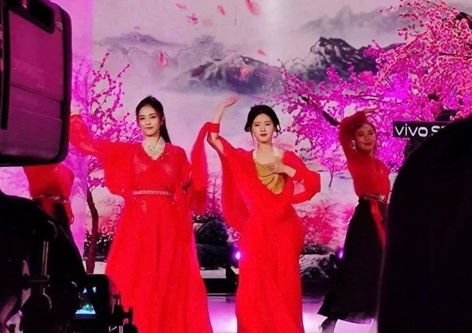 赵露思|成毅与赵露思合体录制《快乐大本营》，司凤与陈芊芊演起了对手戏