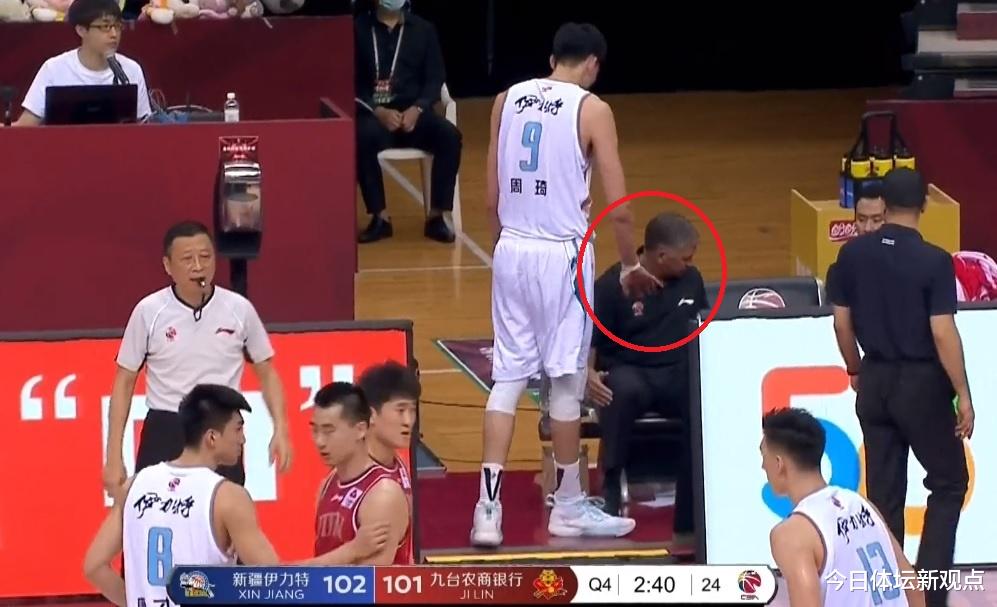 周琦|太累了！周琦下场休息，一个手势助教赶紧让座，少走两步多歇几秒