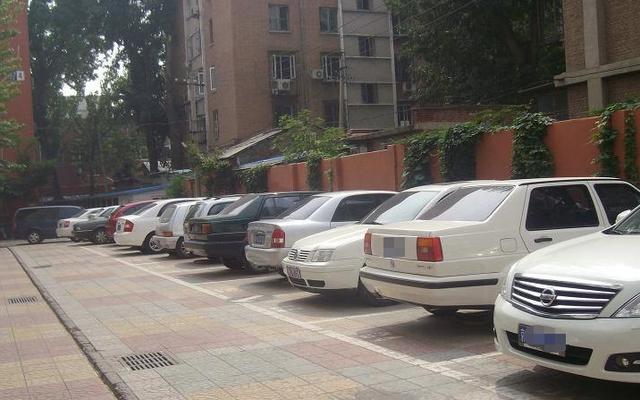 丰田凯美瑞:15万车位被霸占,挪车电话还是10086,业主焊上“钢筋车衣”