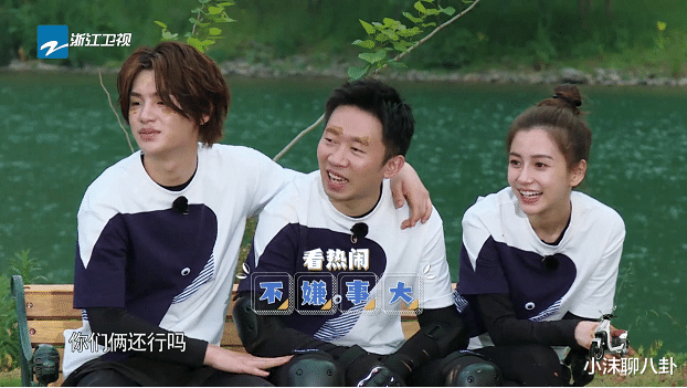 『Angelababy』《奔跑吧》站在杨颖旁边的女嘉宾“抢镜头”，baby的做法很有趣！