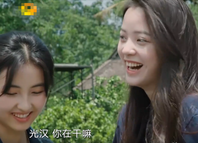 王自健|同是下地干活,看清张子枫和欧阳娜娜的裤子,“富家千金”和普通女孩的区别