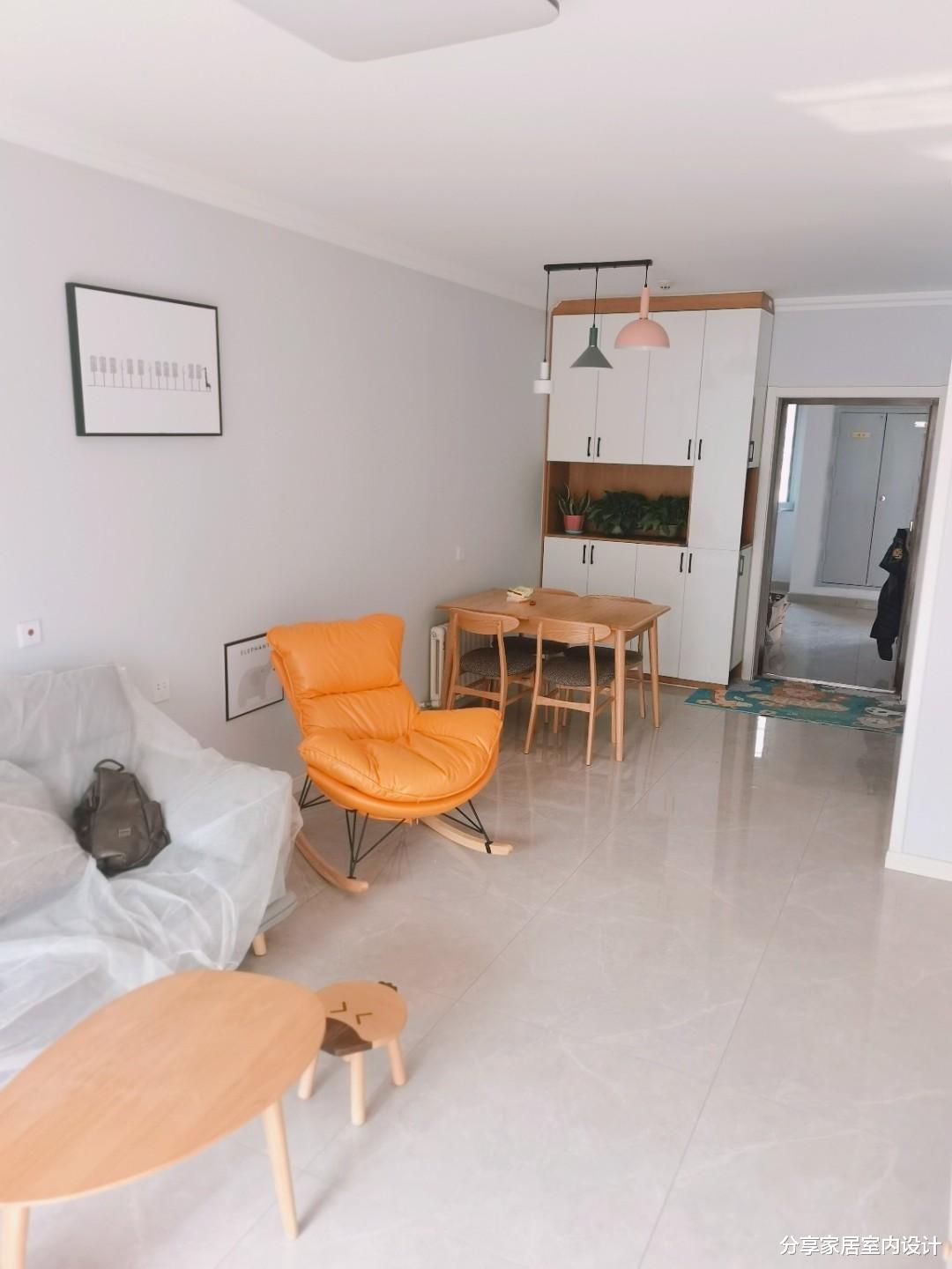 |看她家新房，贴石膏线条代替吊顶，墙面刷灰色，省钱又好看！