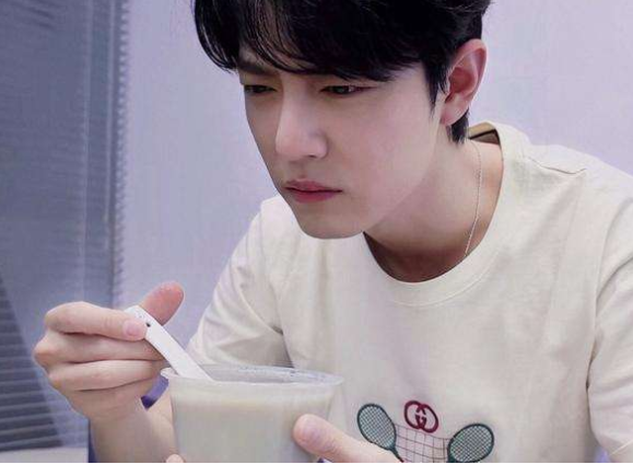肖战|明星喝豆汁后的反应，关晓彤淡定，肖战仅皱眉，看到鞠婧祎：至于吗？
