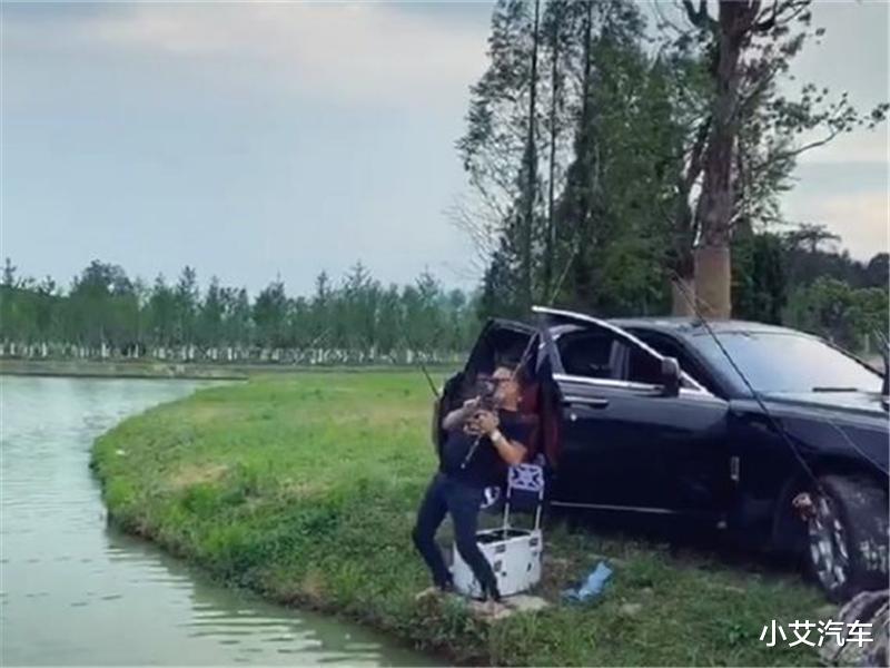 劳斯莱斯@土豪开600万劳斯莱斯钓鱼，看到车头的东西，网友：有钱人的“朴实”！