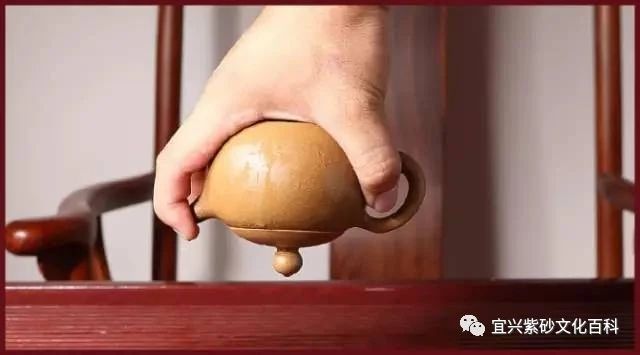 []装满水的紫砂壶按住壶嘴孔，把壶倒过来盖子不掉，这是好壶吗？