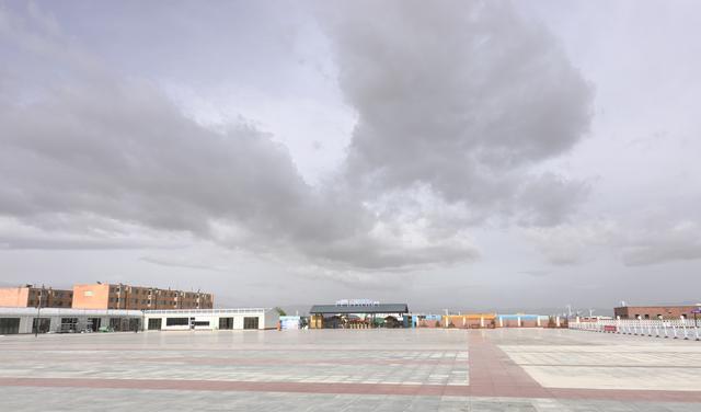 茶卡盐湖：天空之镜的茶卡盐湖，遇到一个阴天，那会是什么样的感觉？