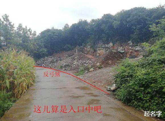 大门|【阳宅风水案例】地皮前面有一条反弓马路，这叫反弓煞，请问怎么化解呢？