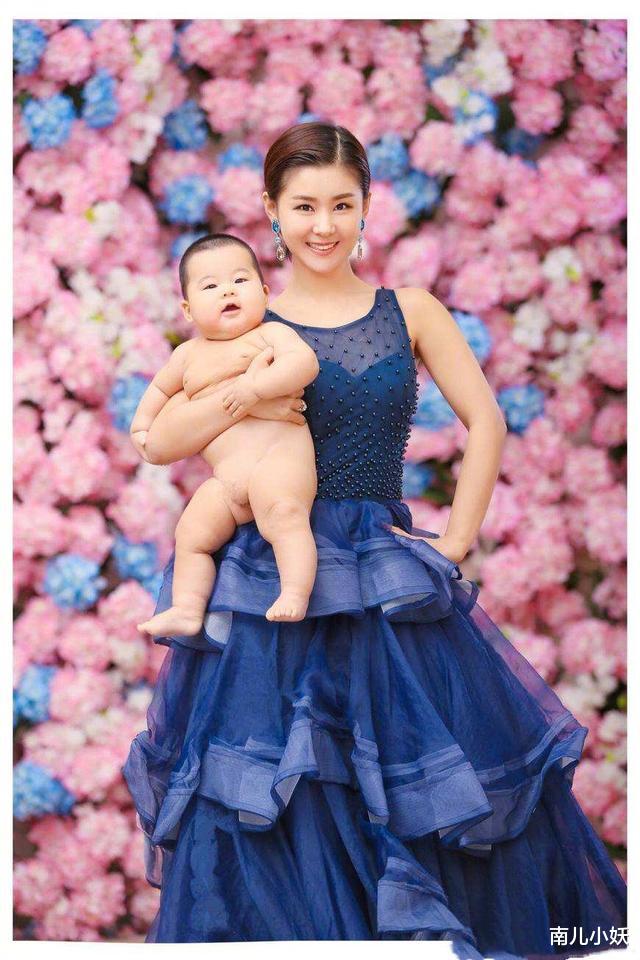 连衣裙■李小萌换发型太美了，穿蓝色V领连衣裙配短发，气质温柔又甜美