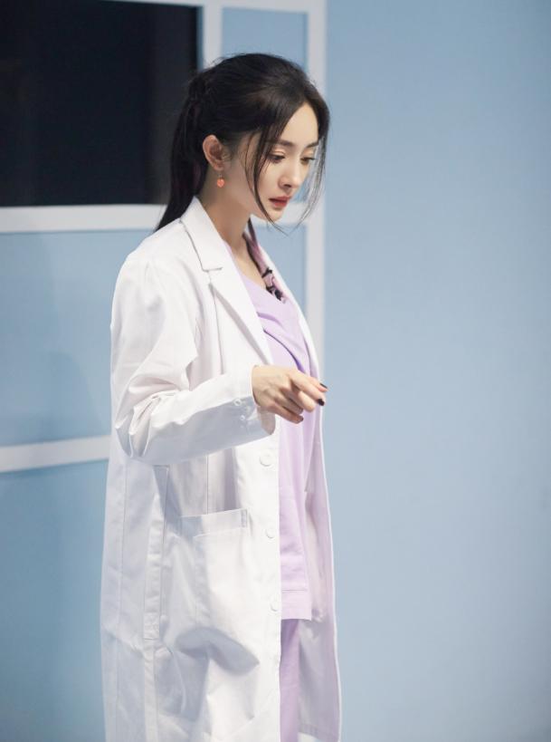 穿衣搭配|不愧是“带货女王”,杨幂在《密逃》里的初秋穿搭,又美到我了