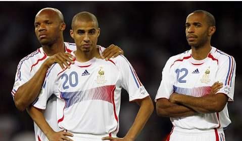 「巴西队」神仙打架！拥有四大天王的巴西，为何在世界杯输给齐达内的法国？