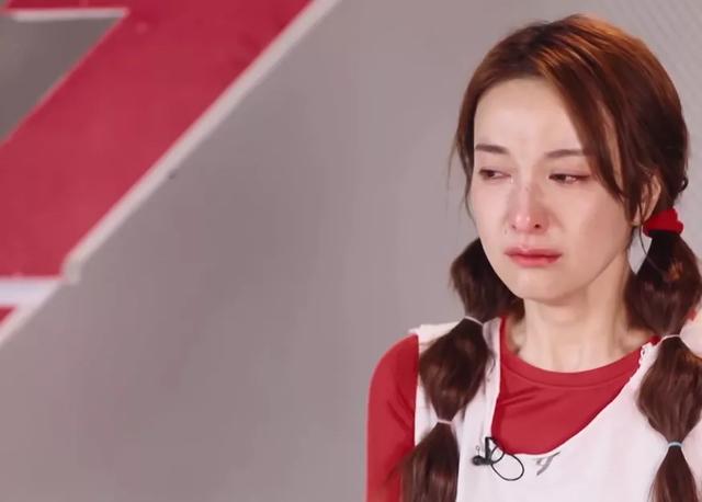 『蓝盈莹』《乘风破浪》蓝盈莹逼哭吴昕,被曝为拉票现场扯下吴昕袜子卖惨