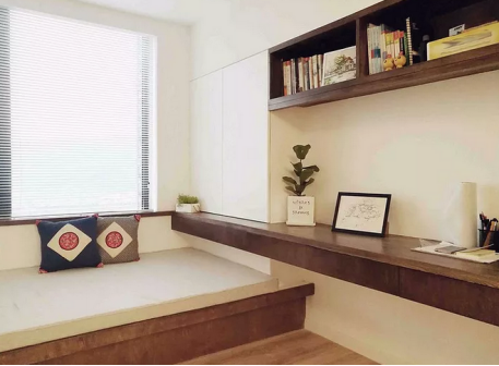 |老公在沙发墙做了个柜子，被我发到业主群，群消息快要被弹爆了！