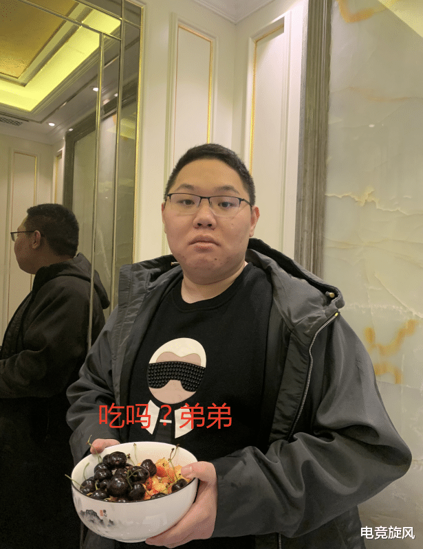 【pdd】英雄联盟：PDD的保姆首次出镜，看到保姆的照片，粉丝愣住了