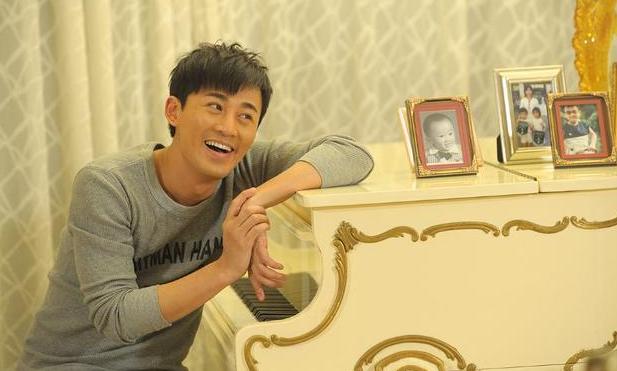 |走进林峯住的豪宅，住着香港高档的小区，家里装修却很普通