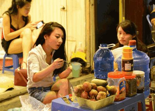 夜生活：实拍越夜市的场景，夜生活中藏着哪些秘密？男游客幸福的天堂！