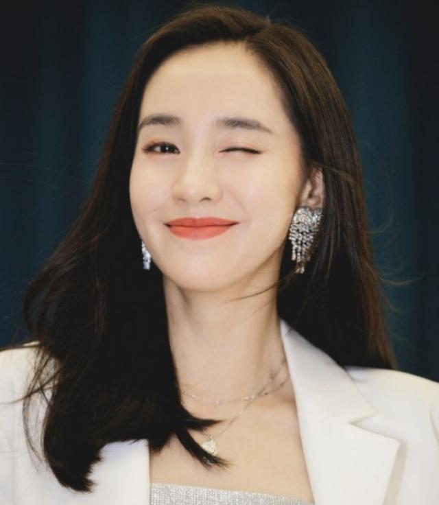 王霏霏|38岁王智被骂上热搜：一手好牌打到稀巴烂，她到底错在哪？